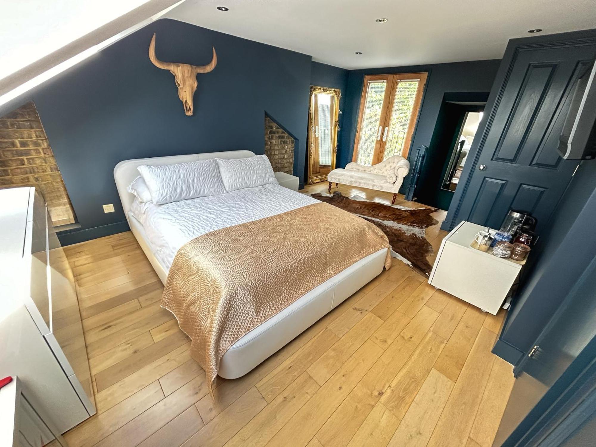The Crown Loft Ensuite Luxury Accomodation คิงส์ตันอะพอนเทมส์ ภายนอก รูปภาพ